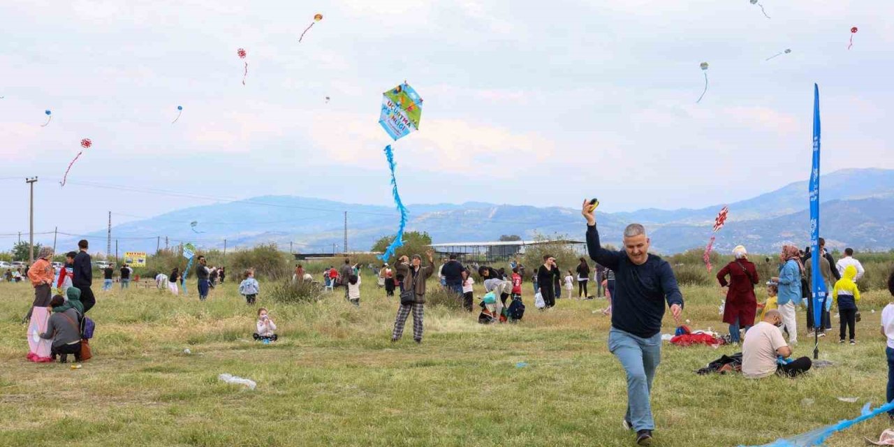 Aydın’da uçurtmalar gökyüzünü renklendirdi