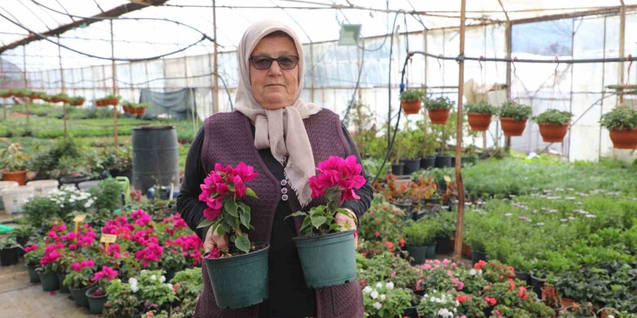 Kadın emeği ile üretilen çiçekler Muğla sokaklarını süslüyor