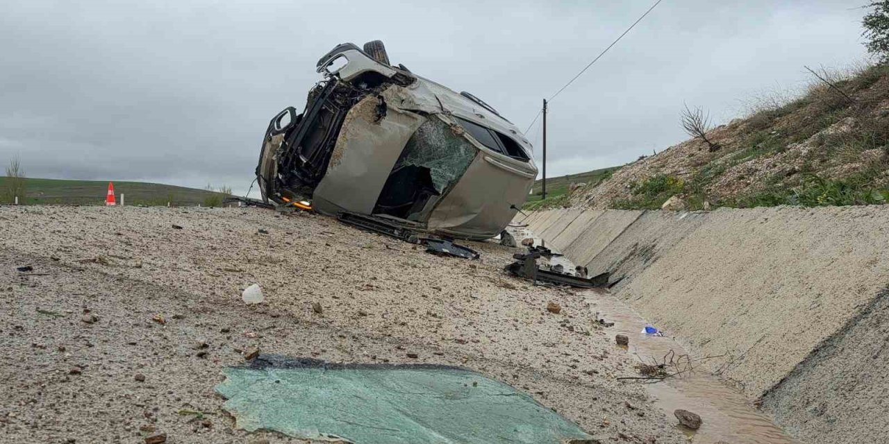 Devrilen otomobilde biri bebek 3 kişi yaralandı