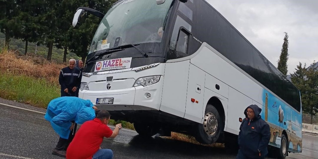 Selçuk’ta rampayı çıkamayan tur otobüsü şarampole kaydı