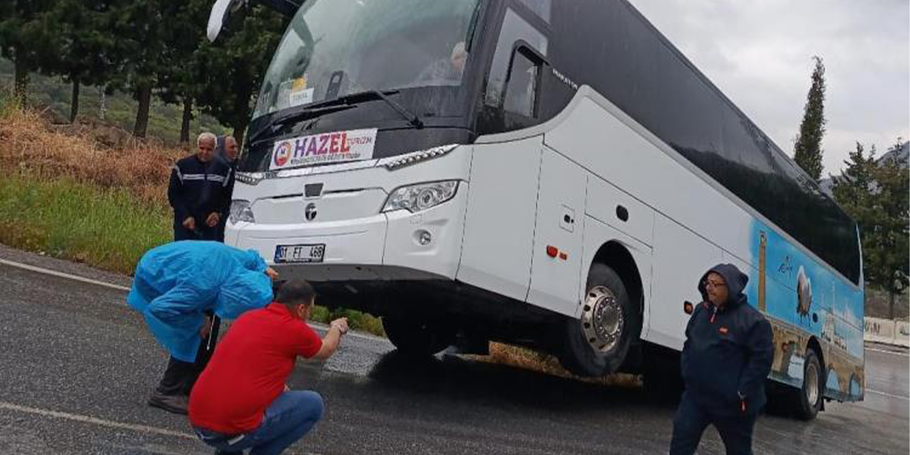 Selçuk’ta rampayı çıkamayan tur otobüsü şarampole kaydı