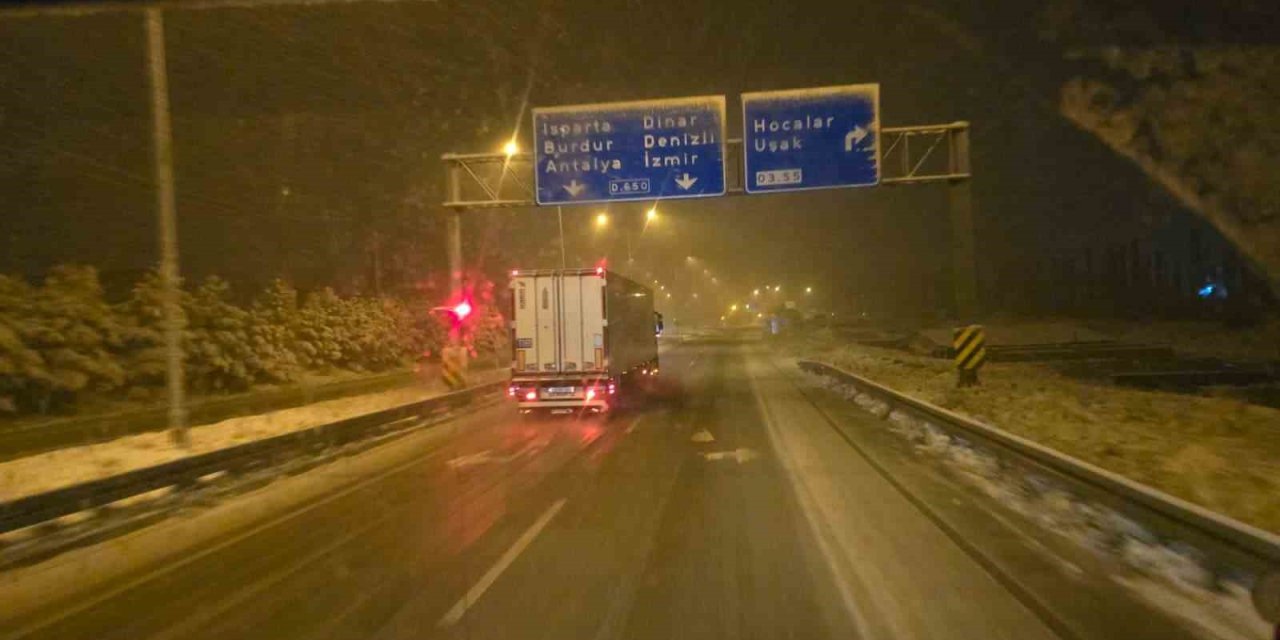 Afyonkarahisar’da karla mücadele sürüyor