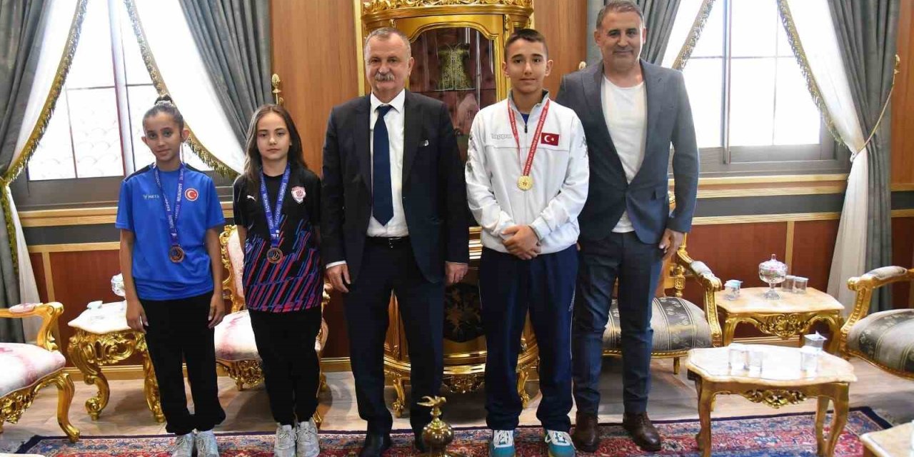 Şampiyon sporcular Başkan Balaban’ın konuğu oldu
