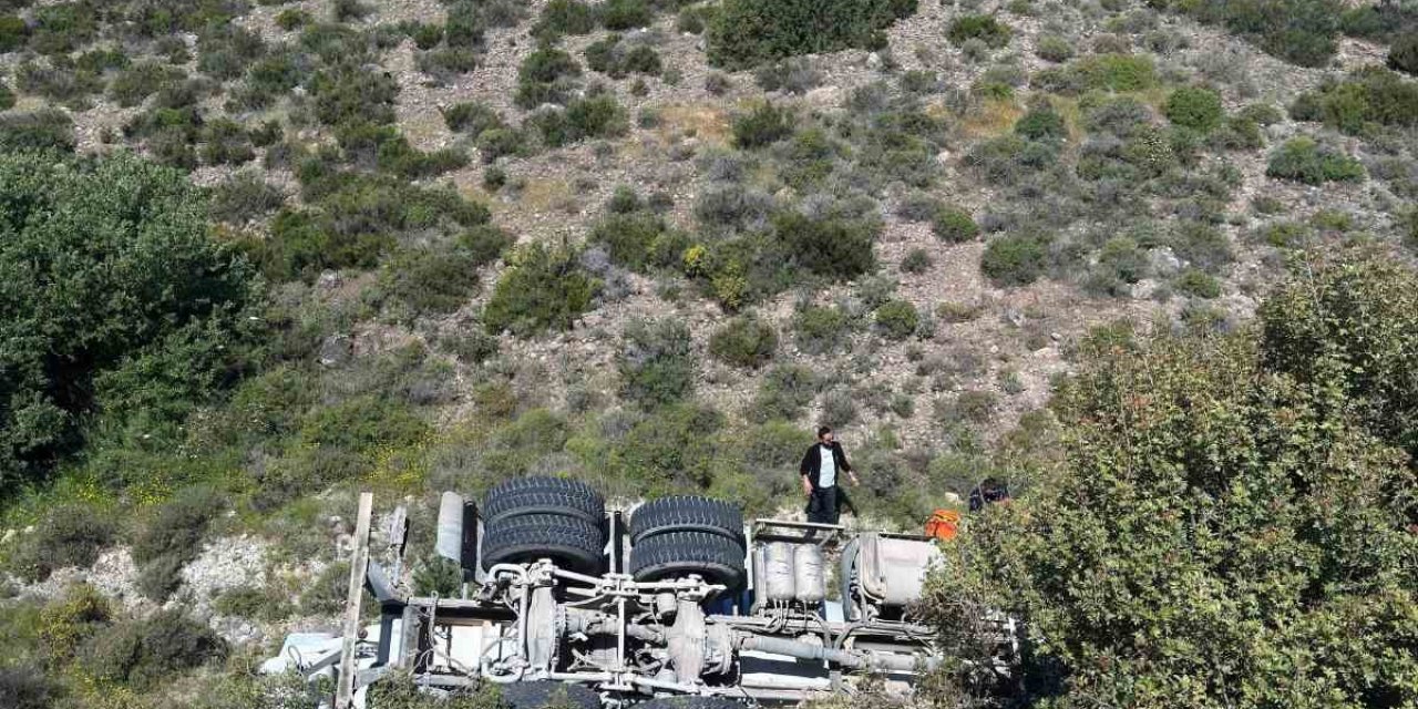 İzmir’de kontrolden çıkan beton mikseri şarampole yuvarlandı