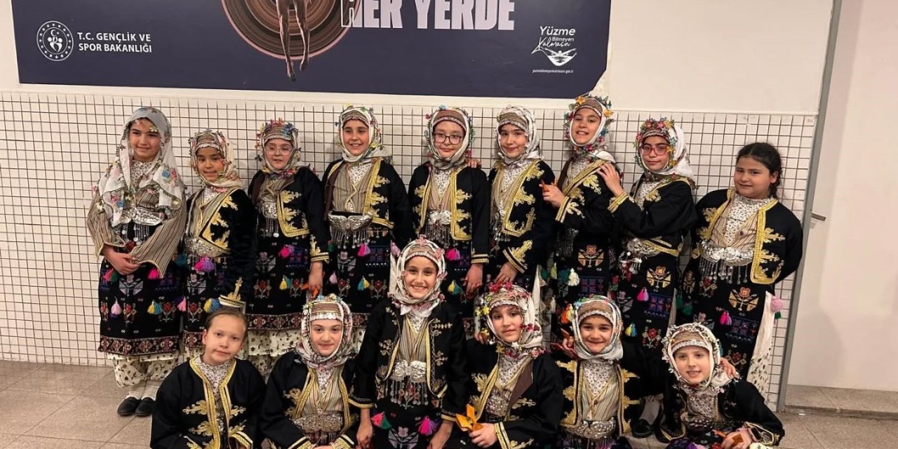 Kütahya Belediyespor Halk Oyunları ekiplerinden İzmir’de çifte başarı