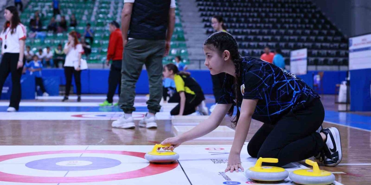 156 sporcu final bileti için ter döktü
