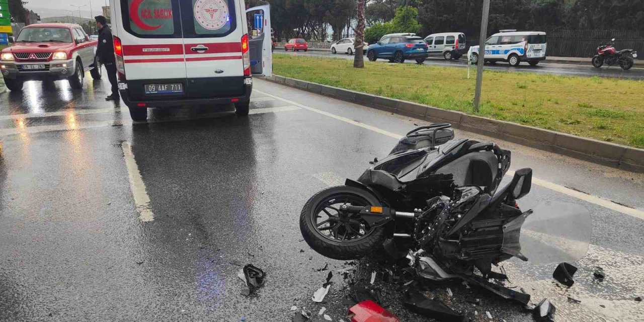 Kırmızı ışıkta bekleyen araca çarpan motosiklet sürücüsü ağır yaralandı