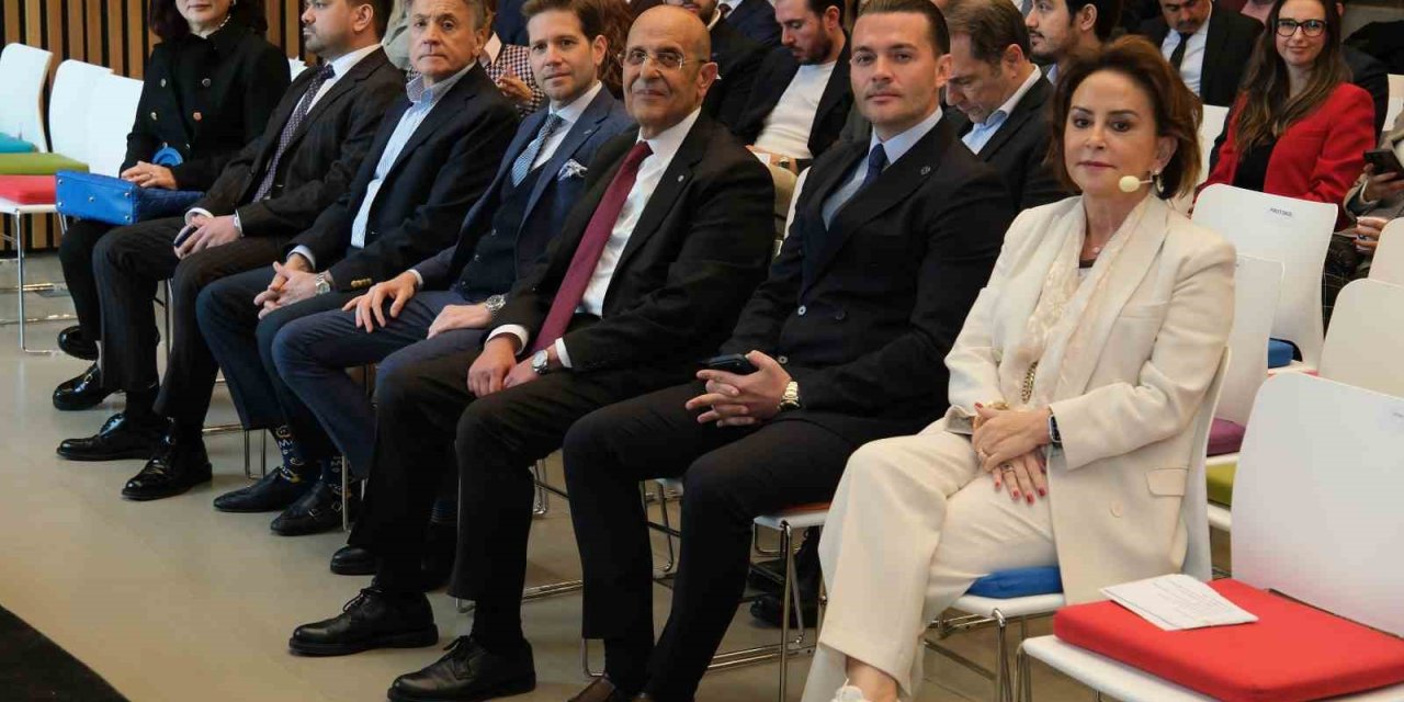 Emine Sabancı Kamışlı, EGİAD Dönüşüm Sahnesi’nde İzmir iş dünyasıyla buluştu
