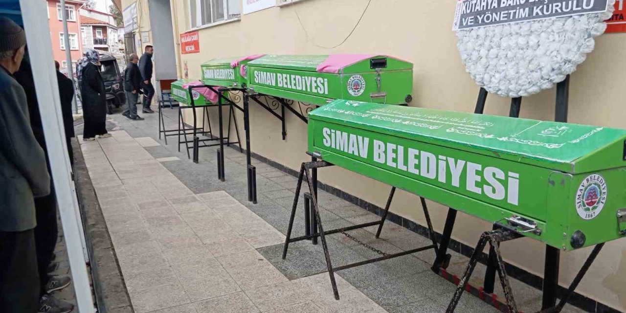 Uşak’taki kazada hayatını kaybeden 4 kişilik aile toprağa verildi