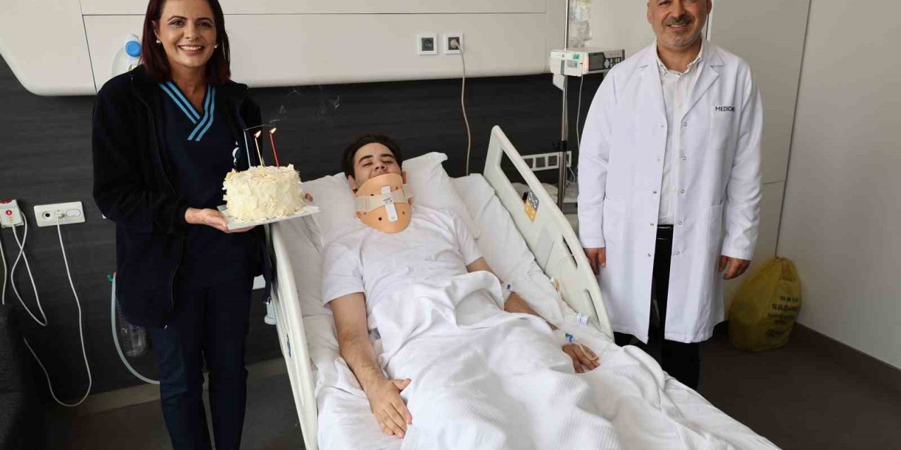 Yeni yaşını doktoruyla birlikte kutladı