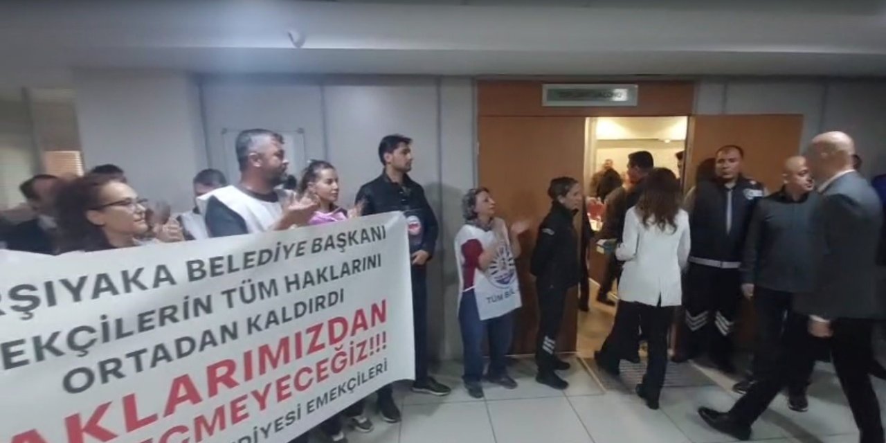 Karşıyaka’da memurlardan meclis girişi Başkan Ünsal’a alkışlı protesto