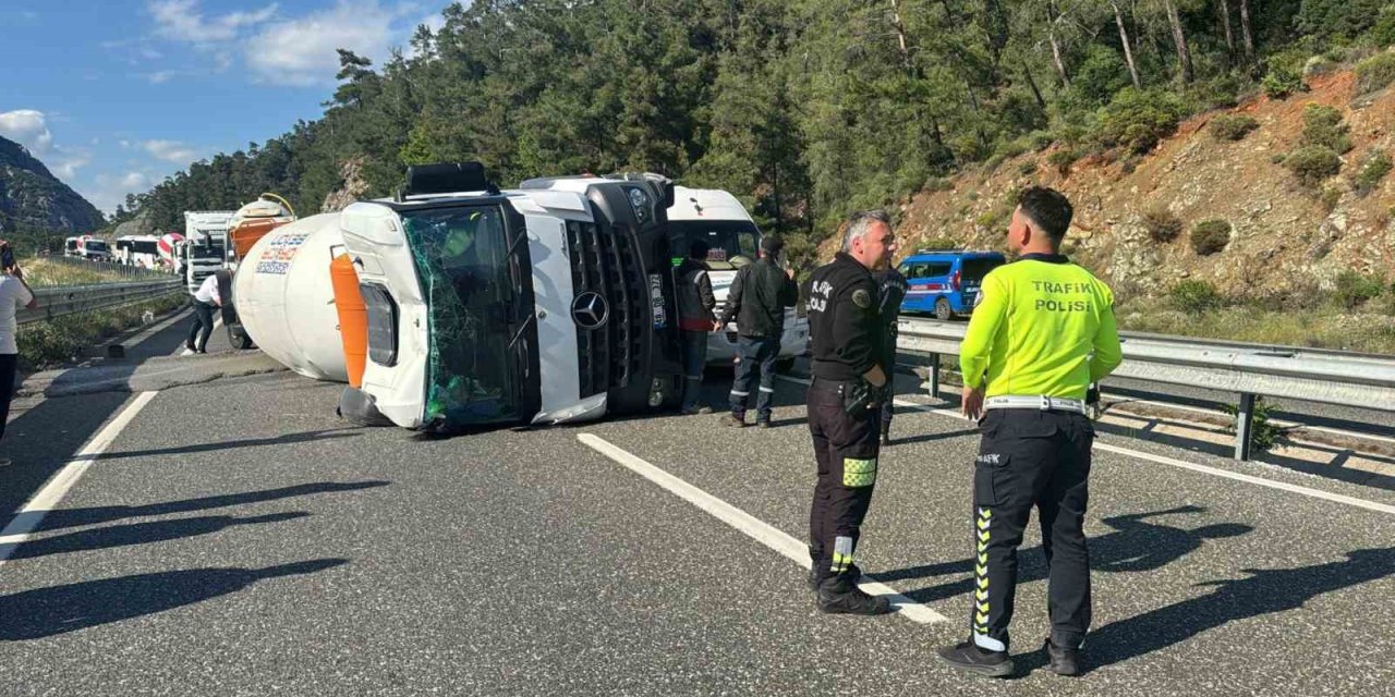 Marmaris’te beton mikseri devrildi, şoför burnu bile kanamadan kurtuldu