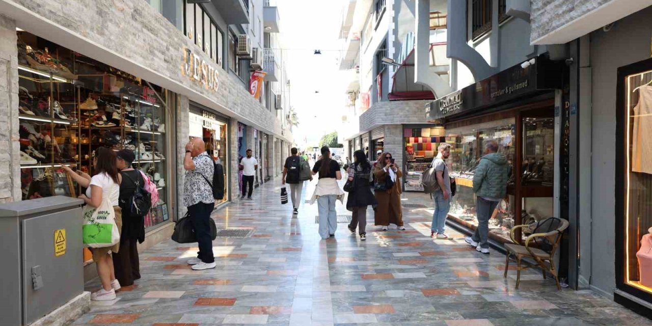 Marmaris’te yenilenen çarşı turistlerin gözdesi oldu