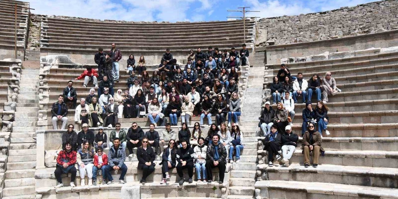 Üniversite öğrencilerine Bergama ve Ödemiş gezisi