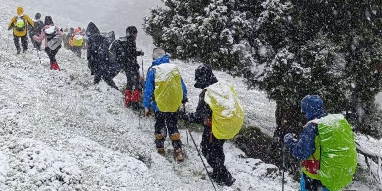 Kar altında zirve yolculuğu: 500 doğasever Karababa’da buluştu