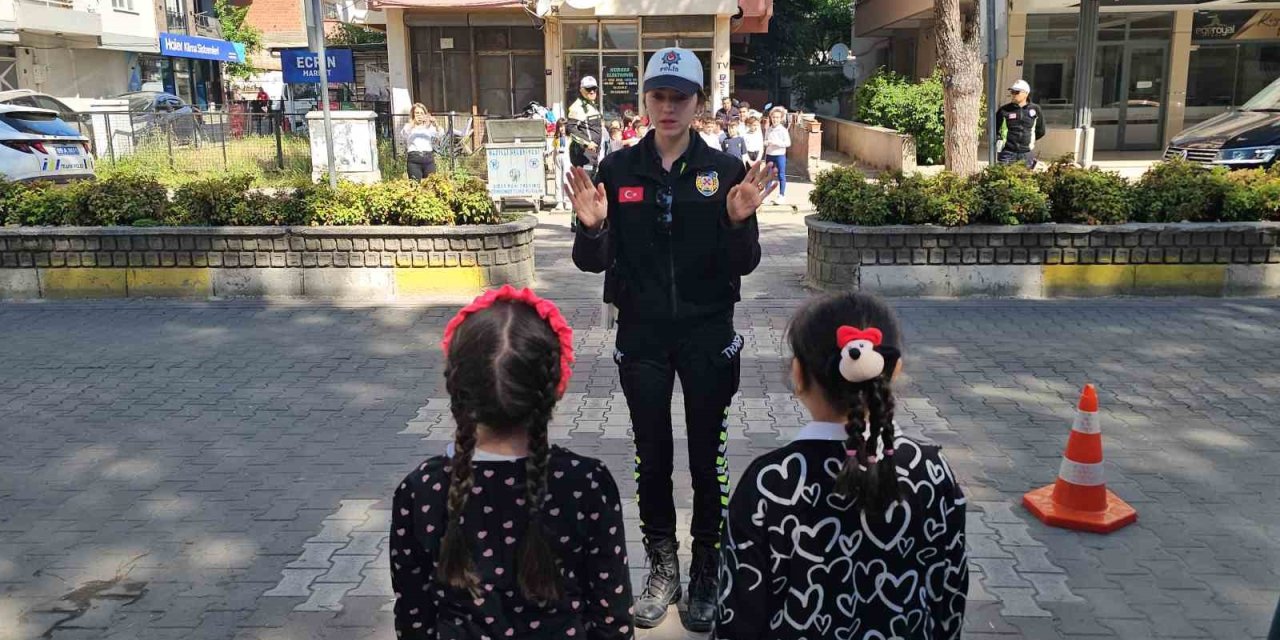 Minik trafikçilerden sürücülere kemer teşekkürü