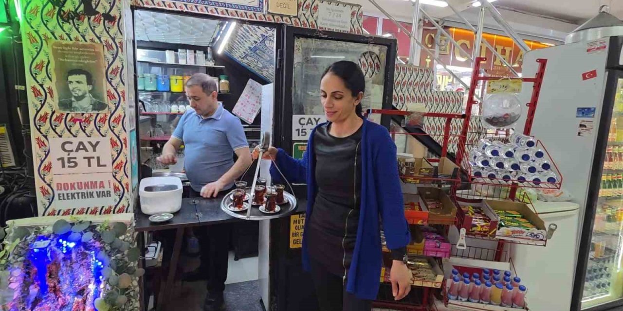 Yaklaşık 3 metrekarelik iş yerini sanat eseri niteliğinde bir mekâna dönüştürdü