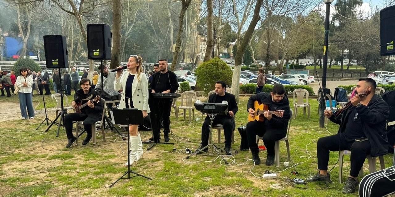 Efeler’de Anneler Günü coşkusu şenlikle taçlanacak