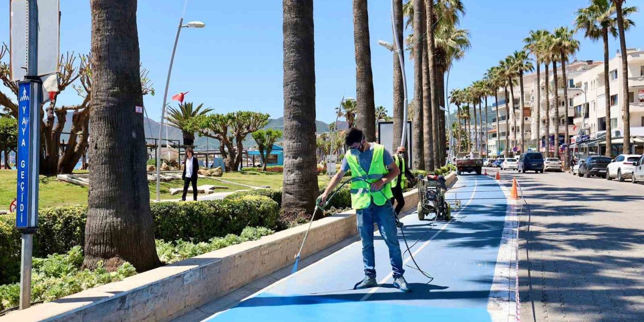 Marmaris’te bisiklet yolları bakımdan geçiyor