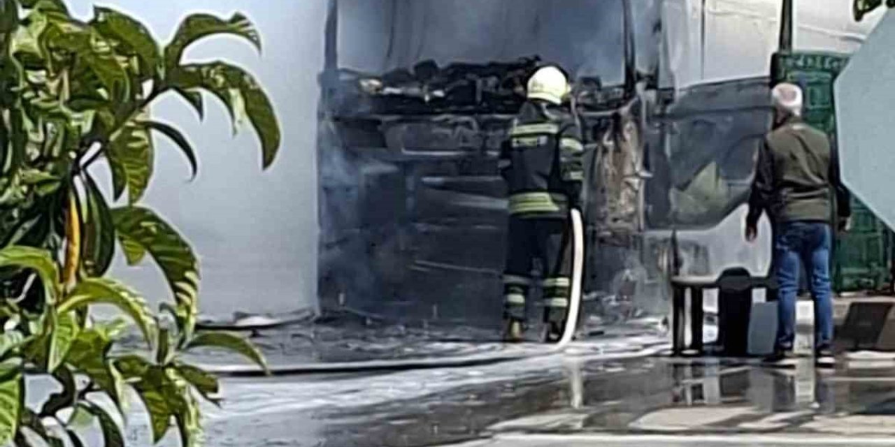 Akaryakıt istasyonunda alev alan tır kullanılamaz hale geldi