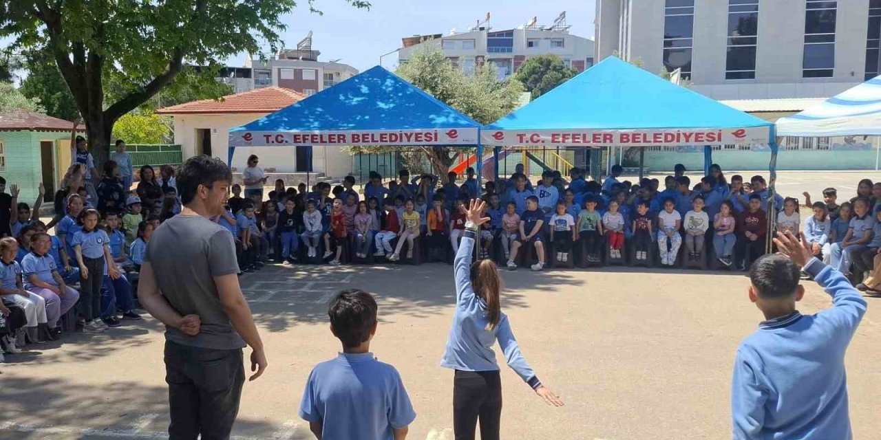 Efeler’in sanatçıları çocuklar için sahneye çıktı