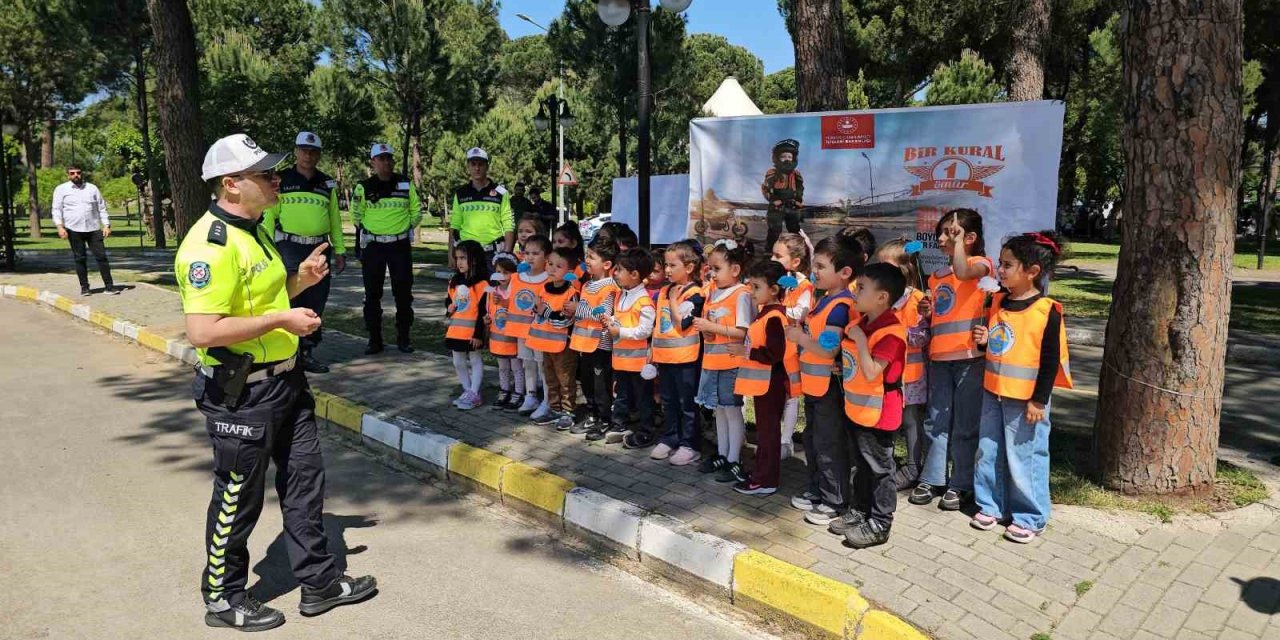 Müdürlerden öğrencilere trafik eğitimi