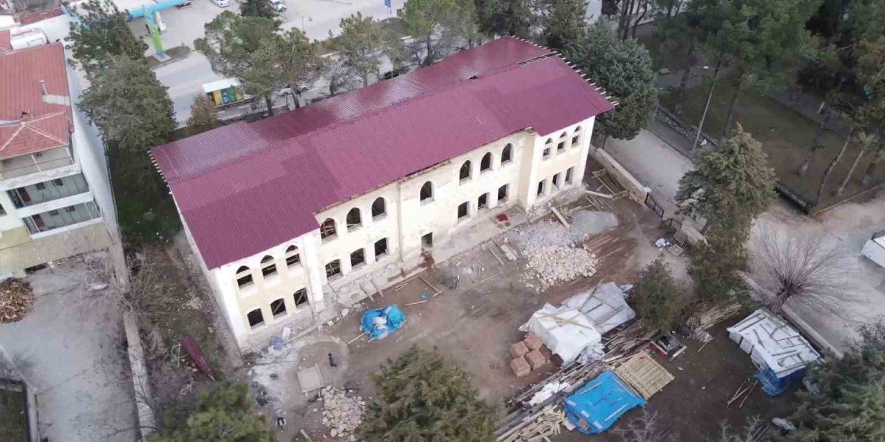 Çal’daki tarihi mektep restorasyonunda işçiler arasında kavga çıktı; 4 yaralı