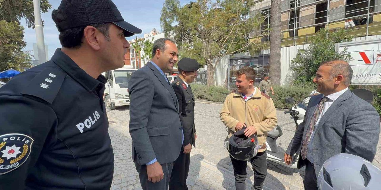 Datça’da motosiklet sürücülere ücretsiz kask dağıtıldı