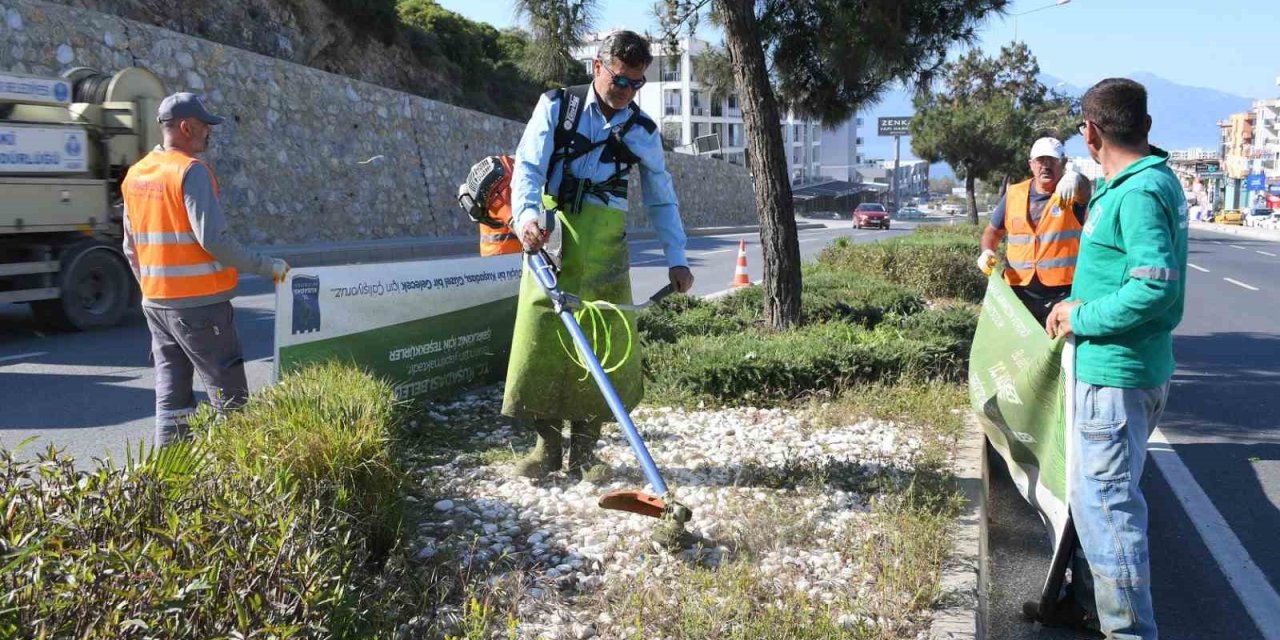 Kuşadası’nda bayram öncesi refüjler bakıma alındı