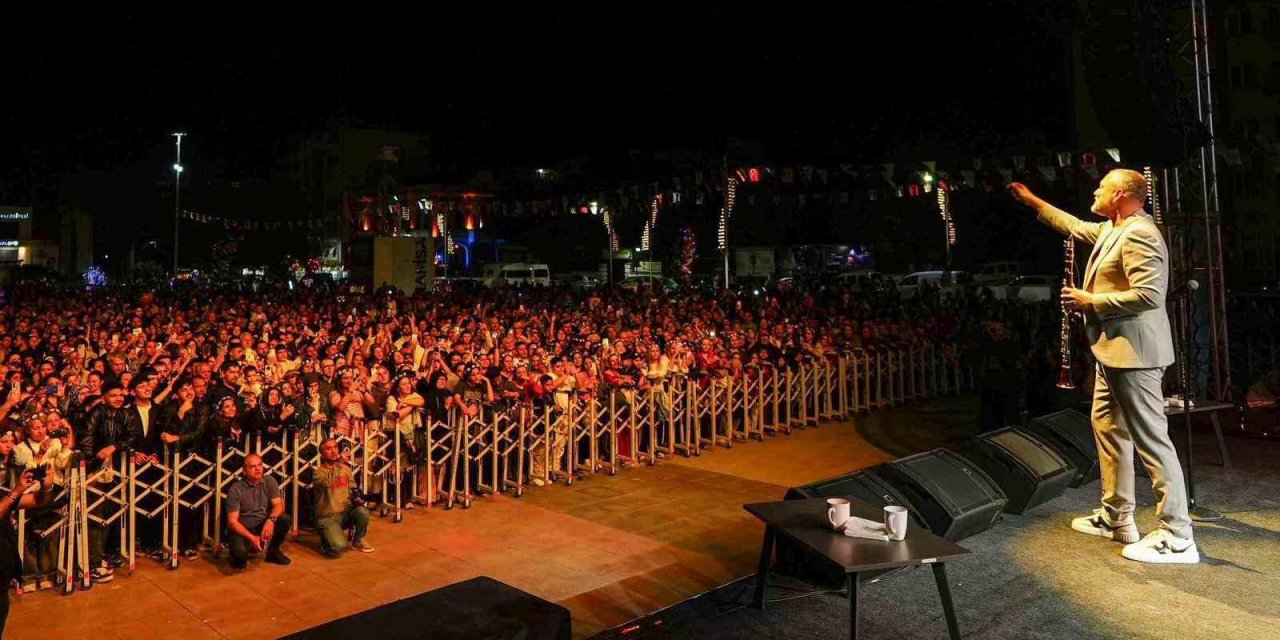 Manisa’da hıdırellez coşkusu Hüsnü Şenlendirici konseriyle zirveye ulaştı