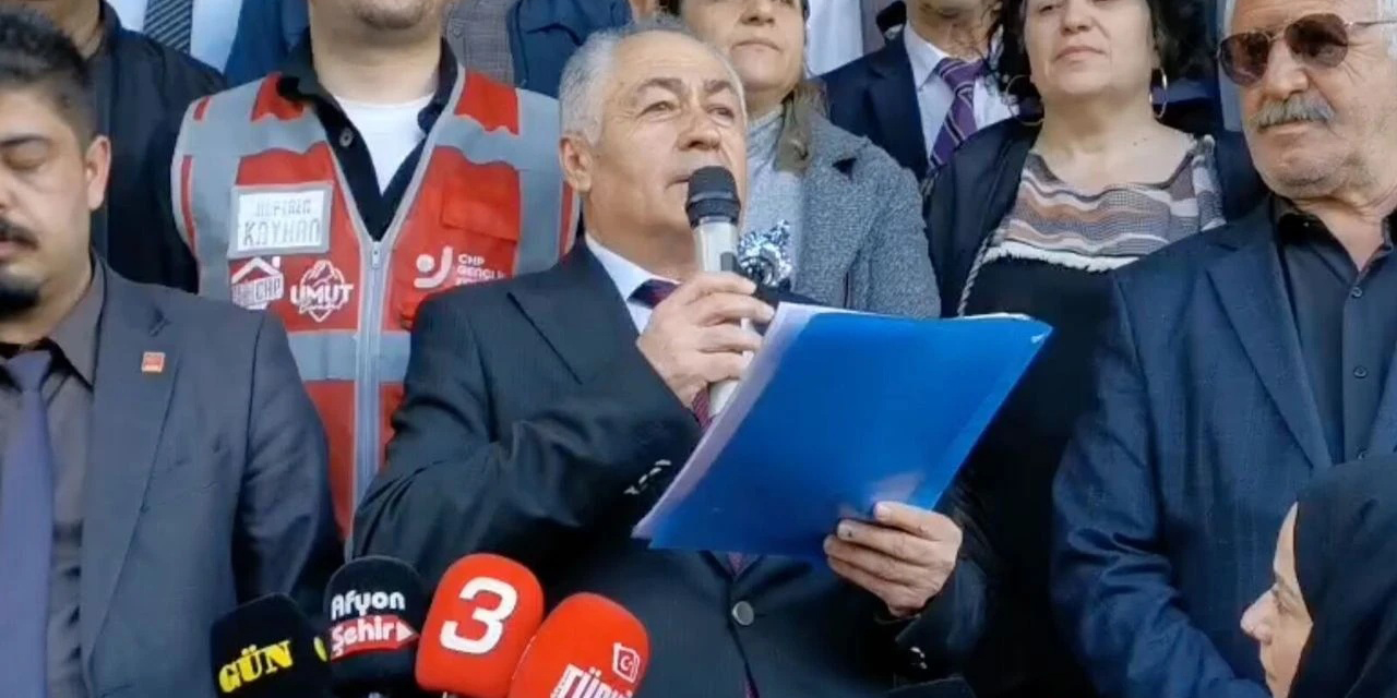 CHP’liler Afyon Belediyesi önünde toplandı:  “Halkın iradesine sahip çıkacağız”
