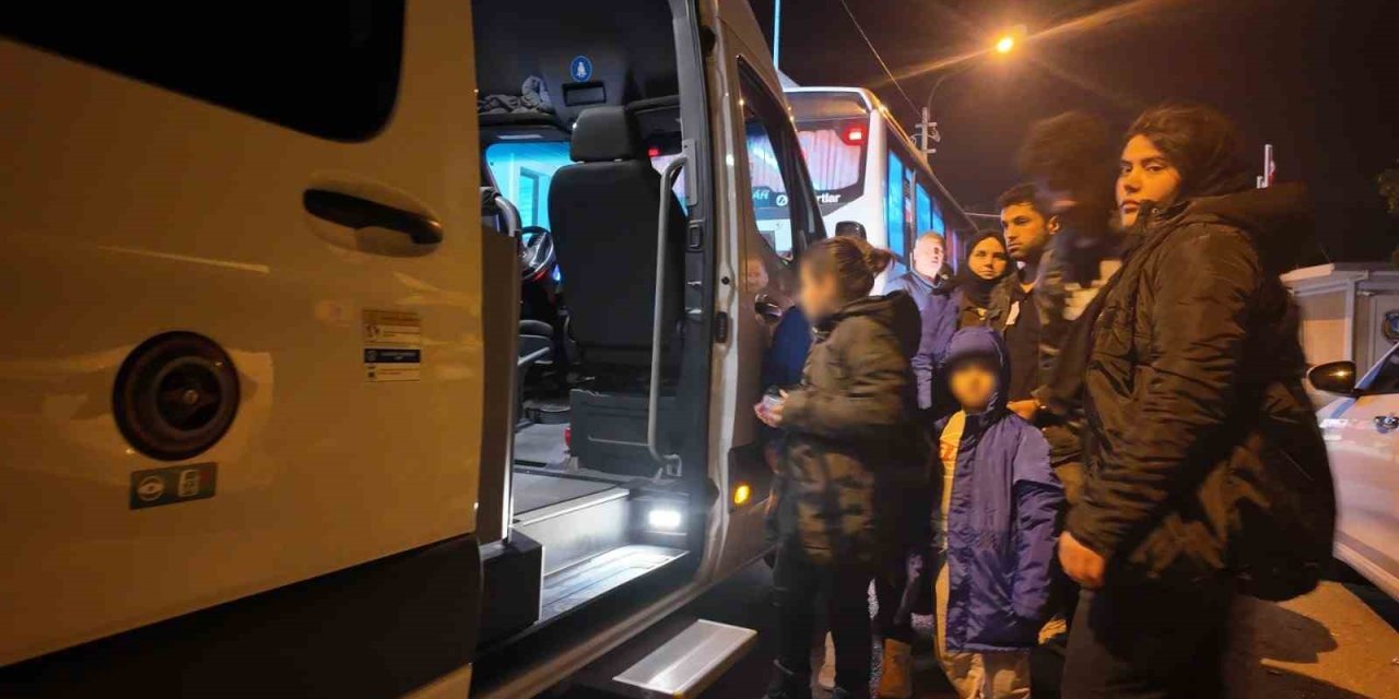 İzmir’de yarı batık halde bulunan göçmen botunda 1 çocuk hayatını kaybetti, 43 kişi kurtarıldı