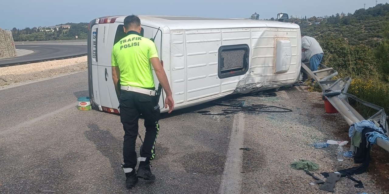 Otomobille çarpışan yolcu minibüsü yan yattı: 10 yaralı