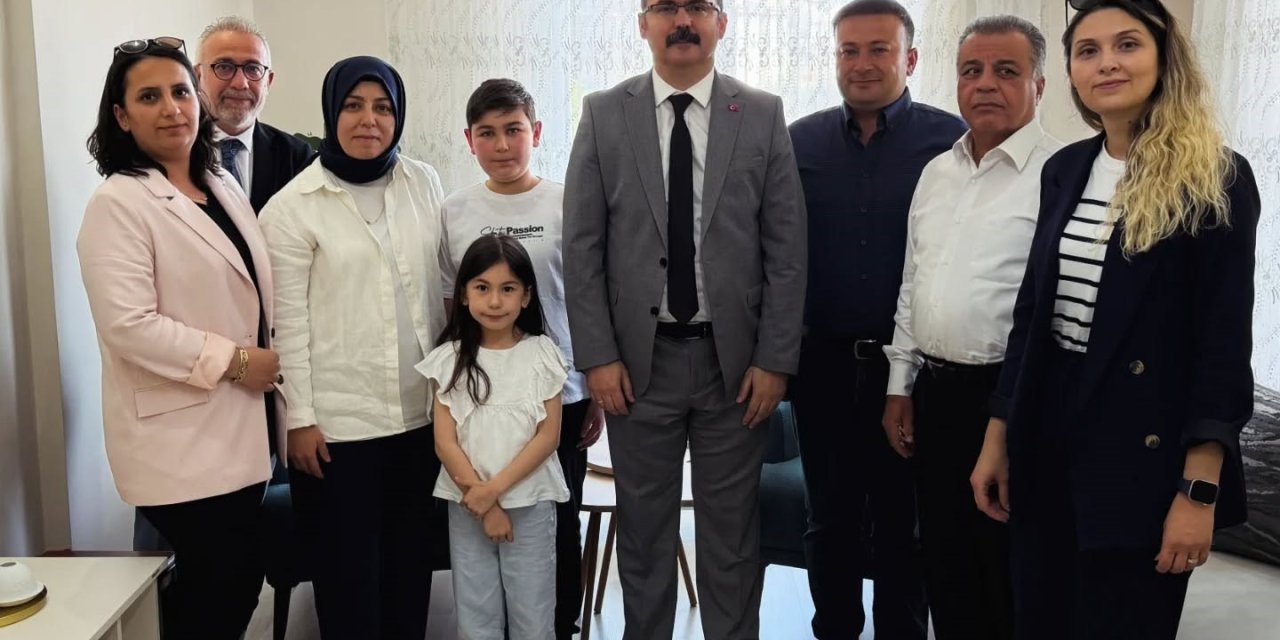 Kaymakam Ateş, öğrencilerin evine konuk oldu