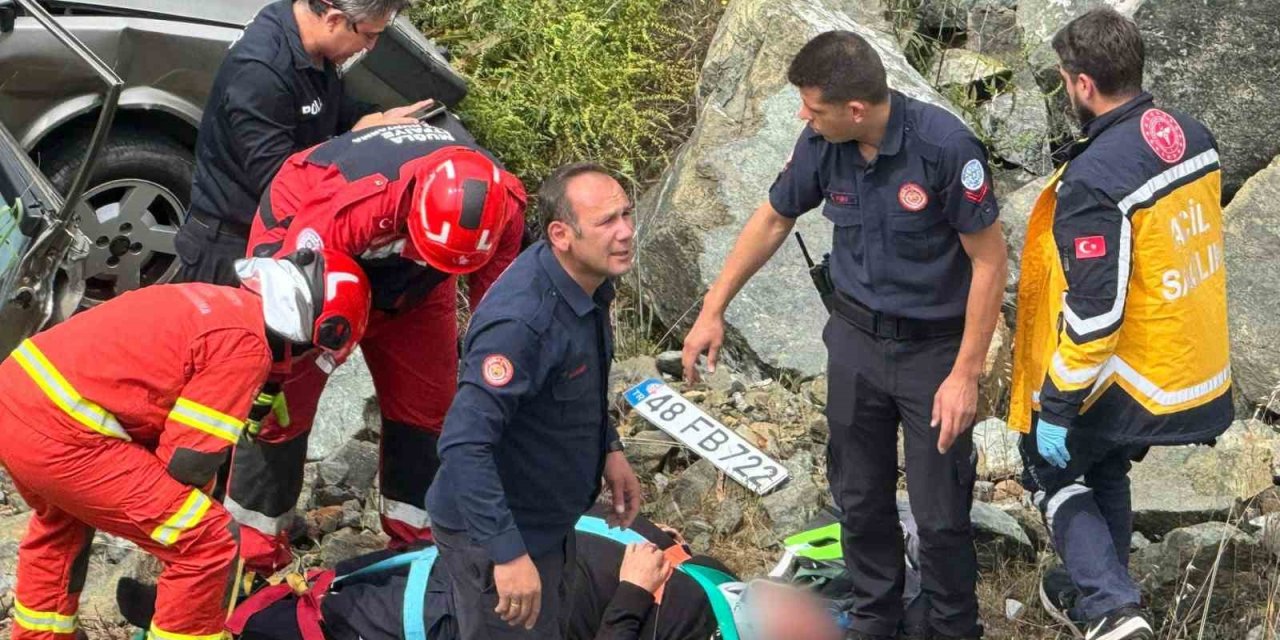 Kontrolden çıkan otomobil, uçuruma yuvarlandı: 2 yaralı