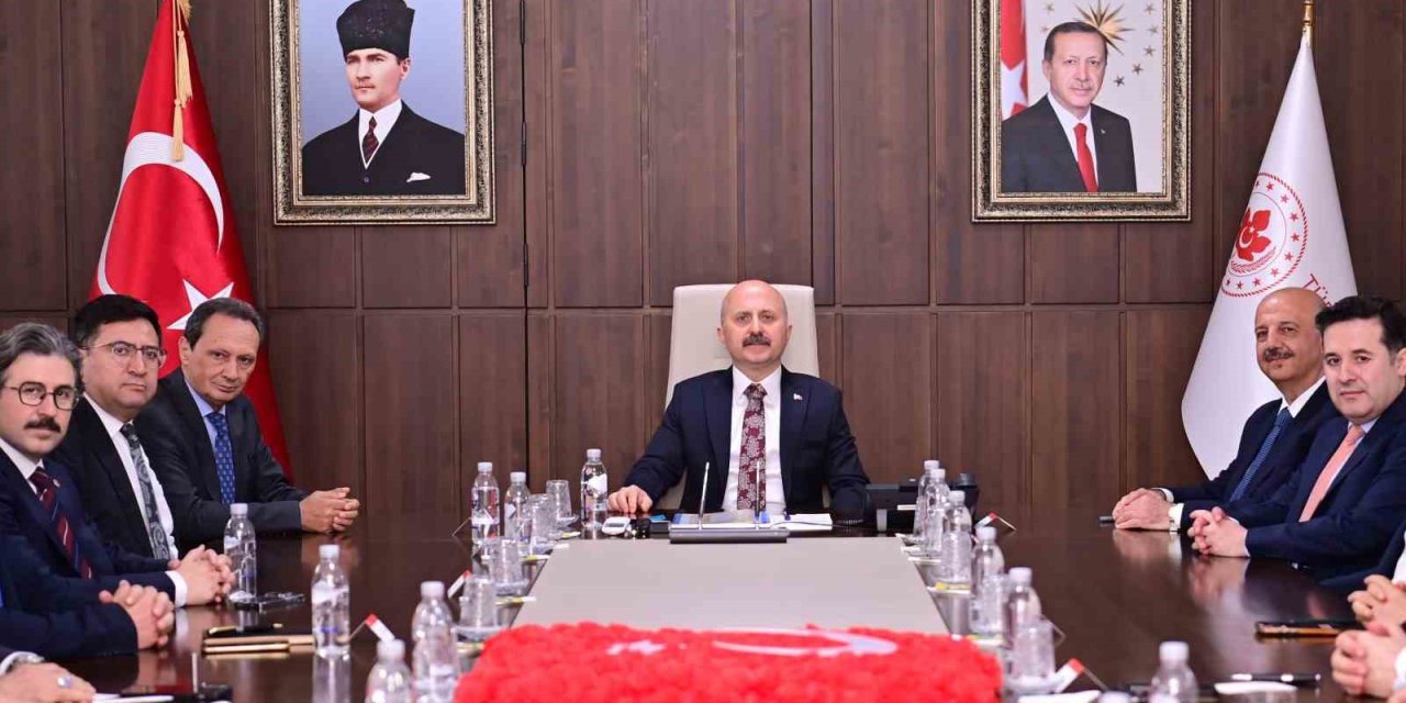 Vali Varol, vali yardımcıları ve kaymakamlarla bir araya geldi