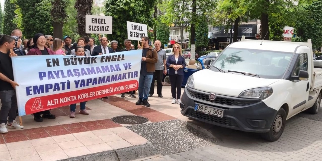 Hatalı parka sloganlı uyarı: "Hey şoför baksana, ne işi var bu arabanın kaldırımda"