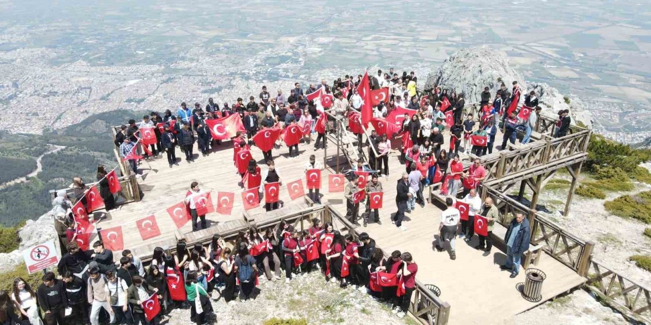 Gençler Spil’in zirvesinde ay yıldızlı bayrakla buluştu