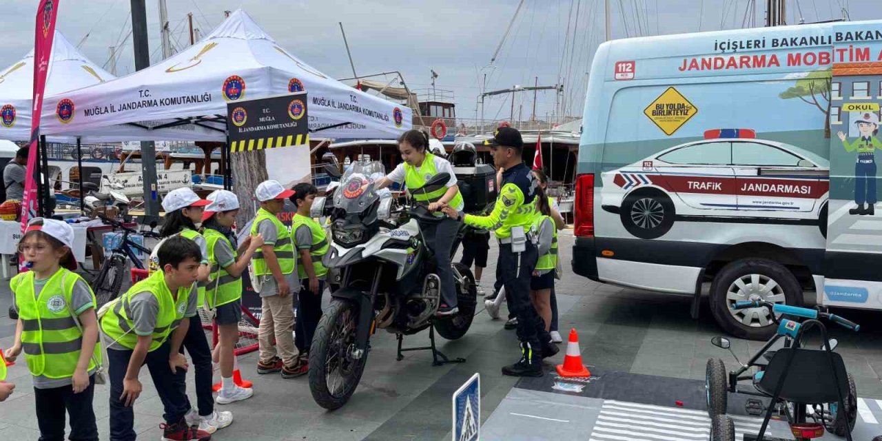 Bodrum’da öğrenci ve vatandaşlara trafik eğitimi verildi