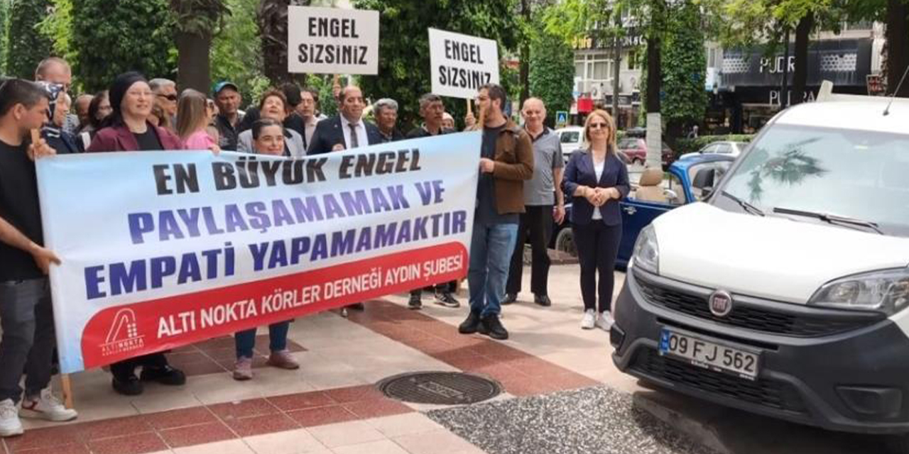Hatalı parka sloganlı uyarı: “Ne işi var bu arabanın kaldırımda”