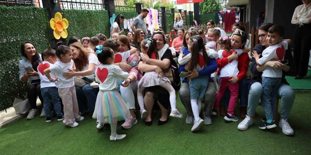 Miniklerden annelerine duygu dolu sürpriz