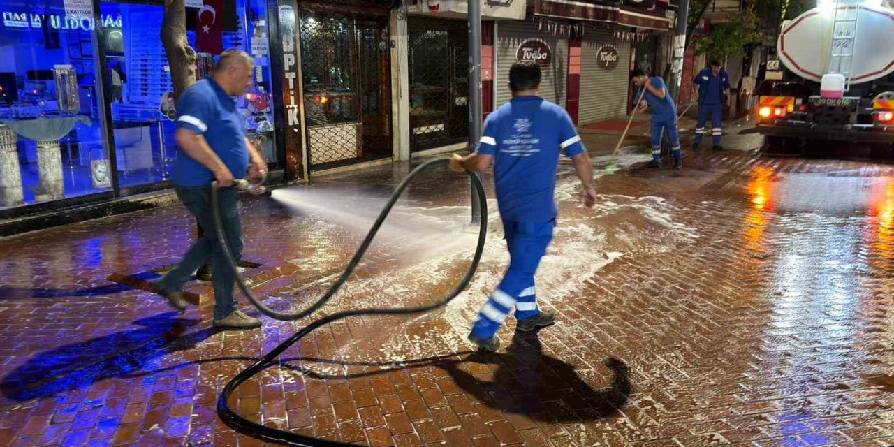 Nazilli Uzun Çarşı Büyükşehir ekipleriyle pırıl pırıl oldu