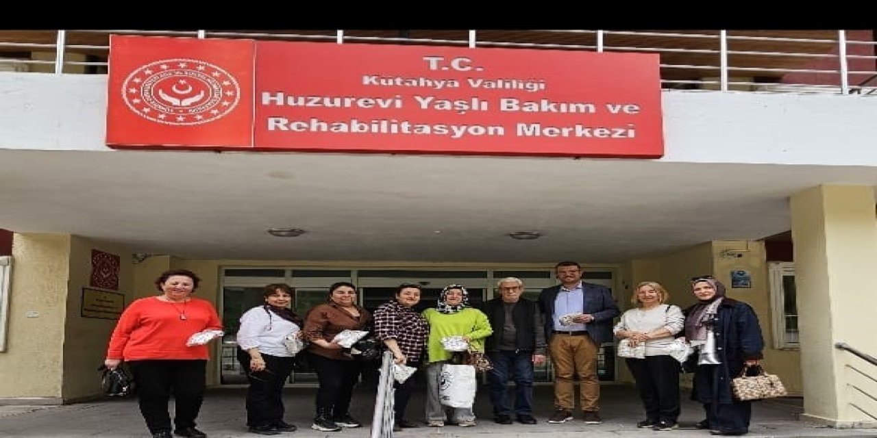 Kütahyalı kadınlar huzurevindeki yaşlılar için lif ördü