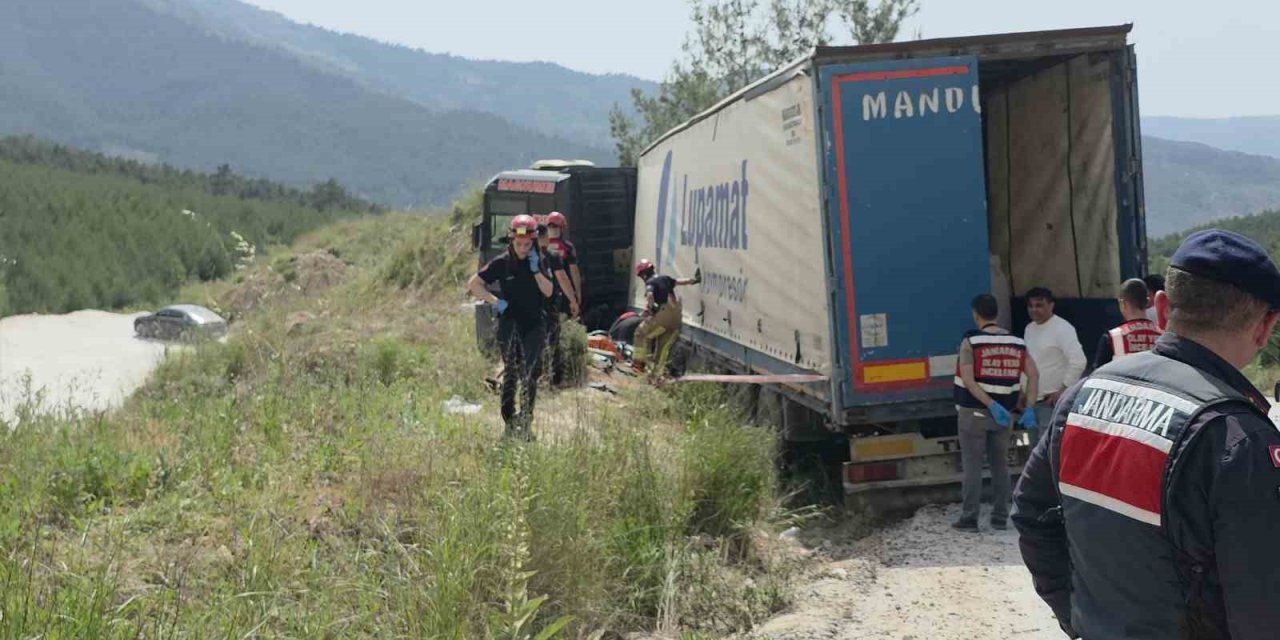 İzmir’de devrilen tırın altında kalan sürücü hayatını kaybetti