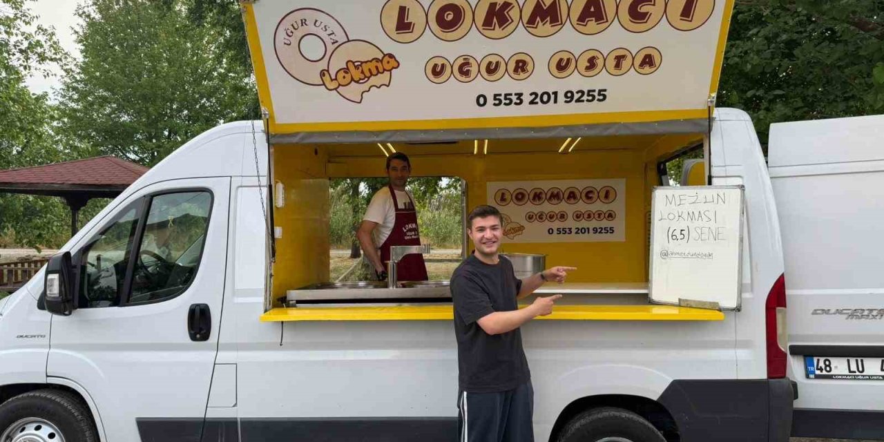Üniversiteden 6,5 yıl sonra mezun olunca lokma döktürdü