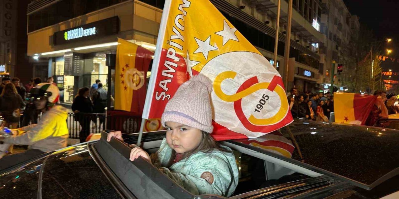 Şampiyonluğu garantileyen sarı-kırmızılılar Uşak’ta şampiyonluk coşkusu yaşadı