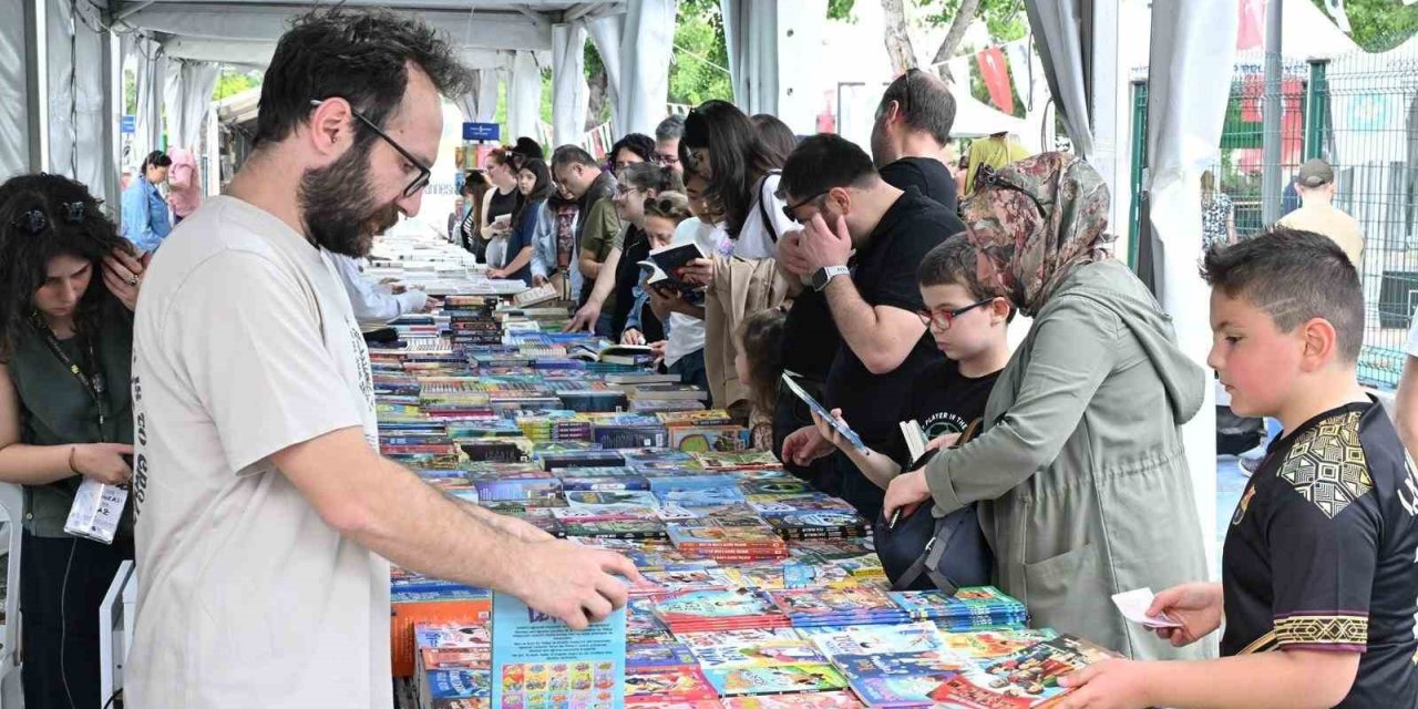 Manisa Kitap Fuarı yoğun ilgiyle devam ediyor