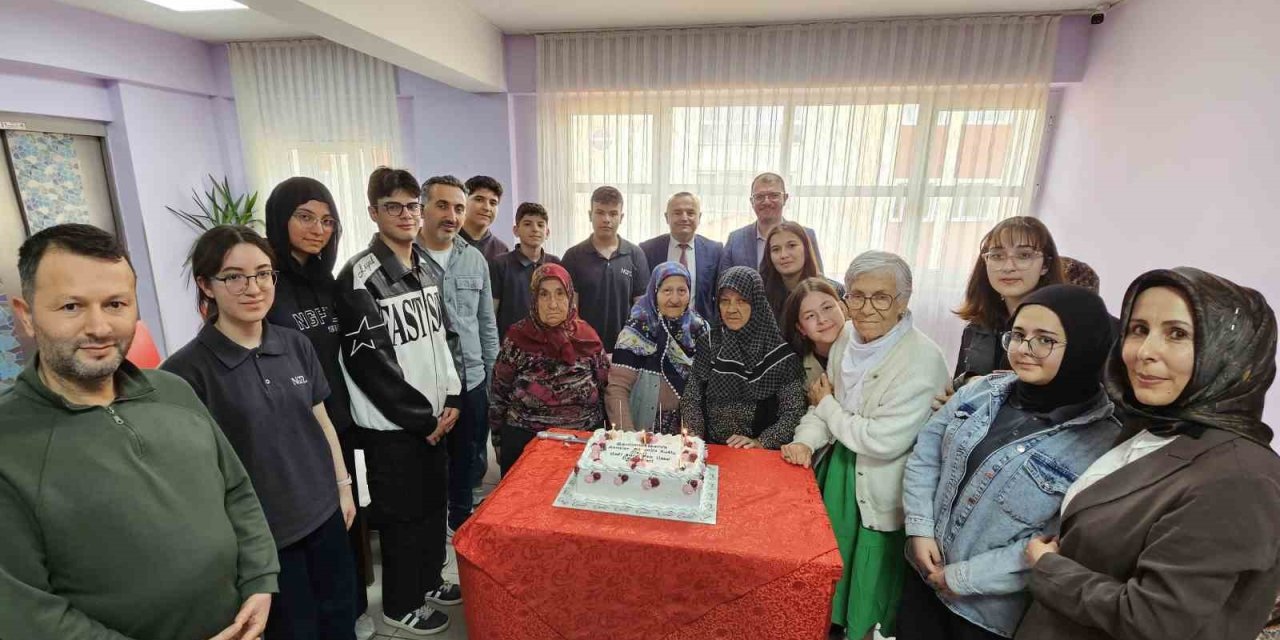 Kütahya’da lise öğrencilerinden anlamlı huzurevi ziyareti