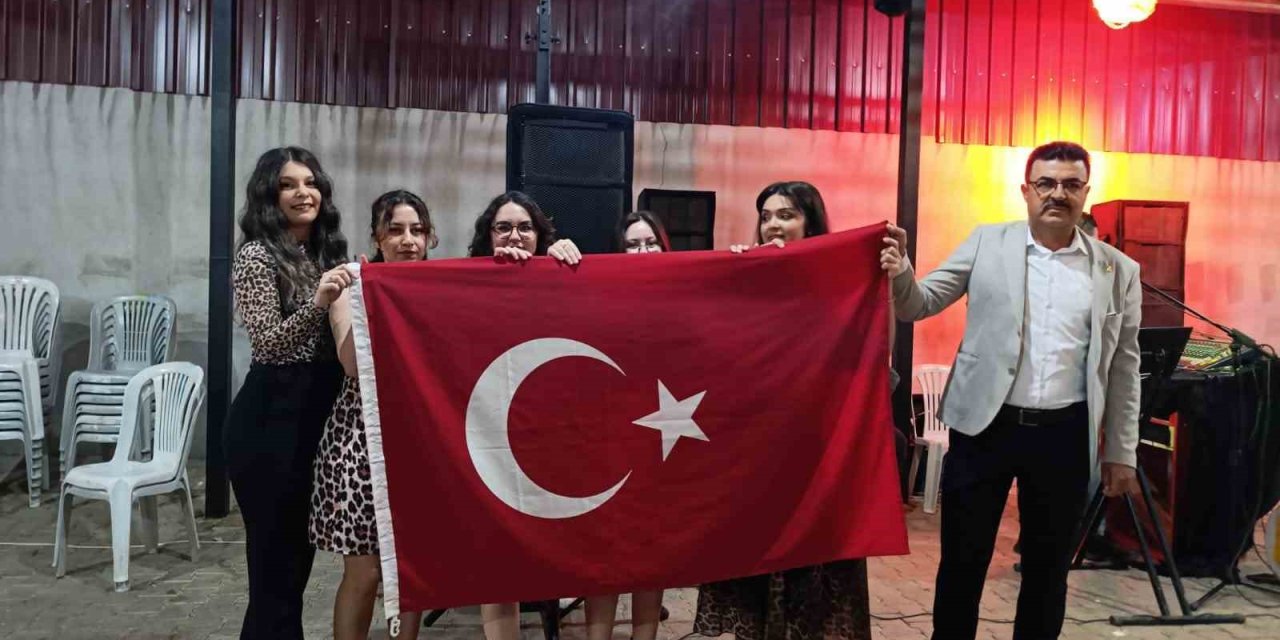 Muhtardan Anneler Günü’ne özel leopar gecesi