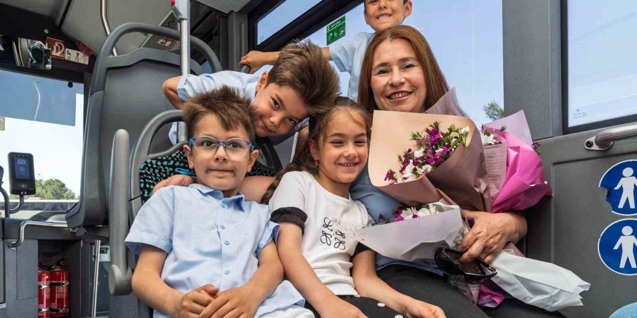 Direksiyon başında bir anne, durakta bekleyen dört kalp